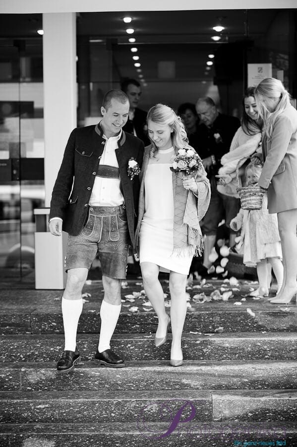 Hochzeitsfotograf München Brautpaar vor dem Standesamt