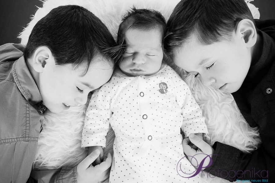 Newborn photos Munich with siblings