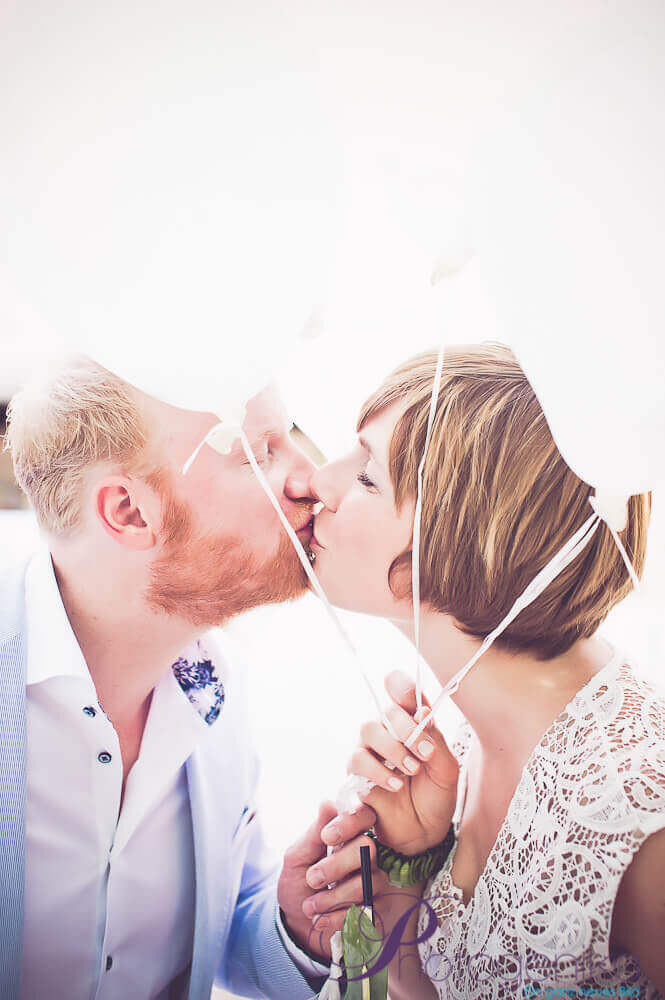 Hochzeitsfoto küssendes Paar