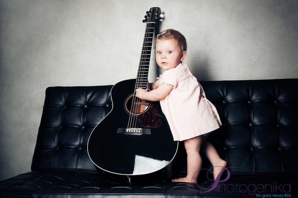 Portraitfoto kleines Kind mit Gitarre