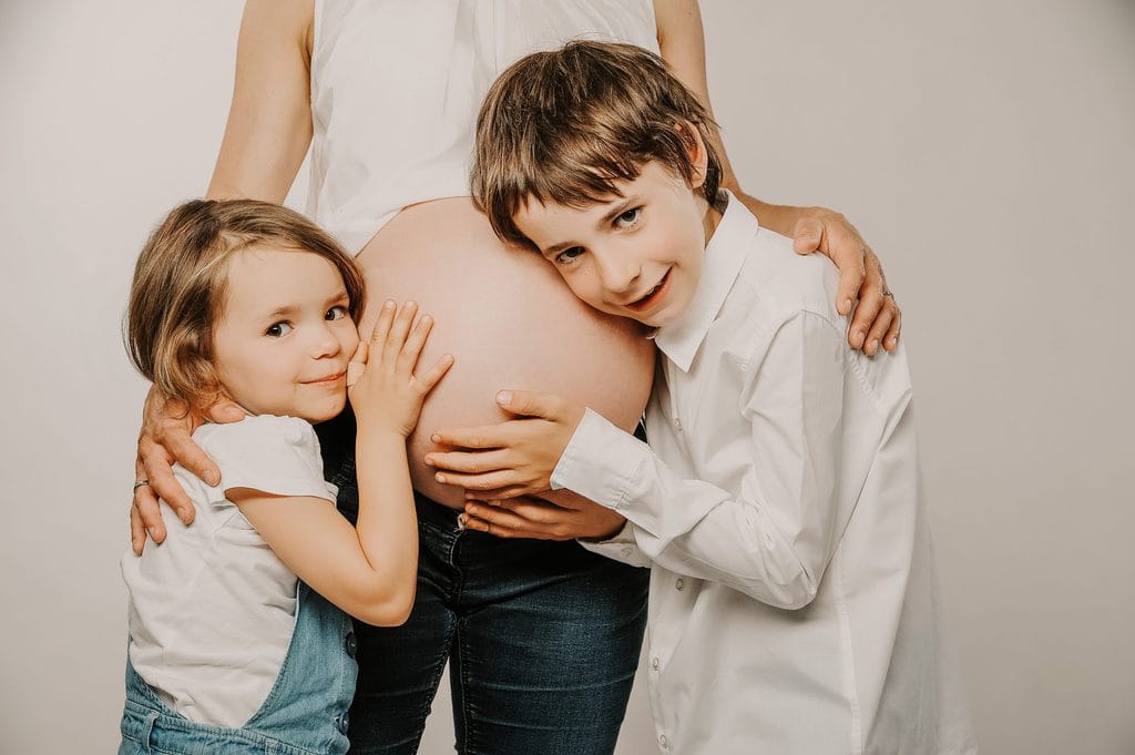 Baby bump photoshoot with siblings