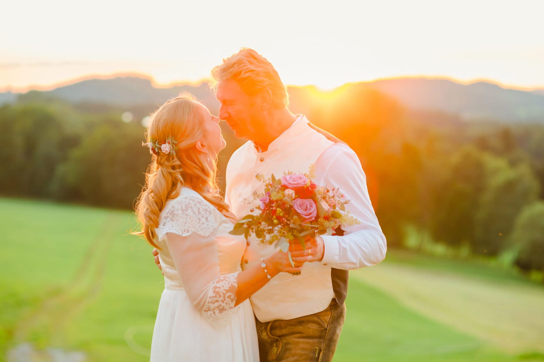 Hochzeitsbild Brautpaar Sonnenuntergang Sonnenfleck Wiese