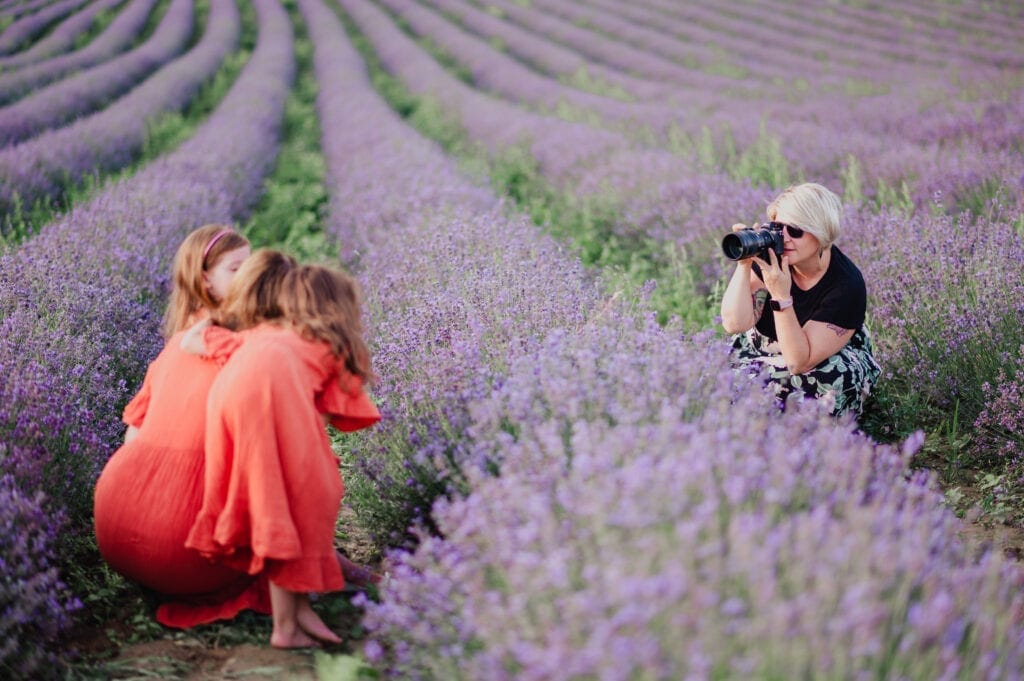 Bauernhof Lavendelfeld mit Fotograf, Familie beim Fotoshooting in der Natur