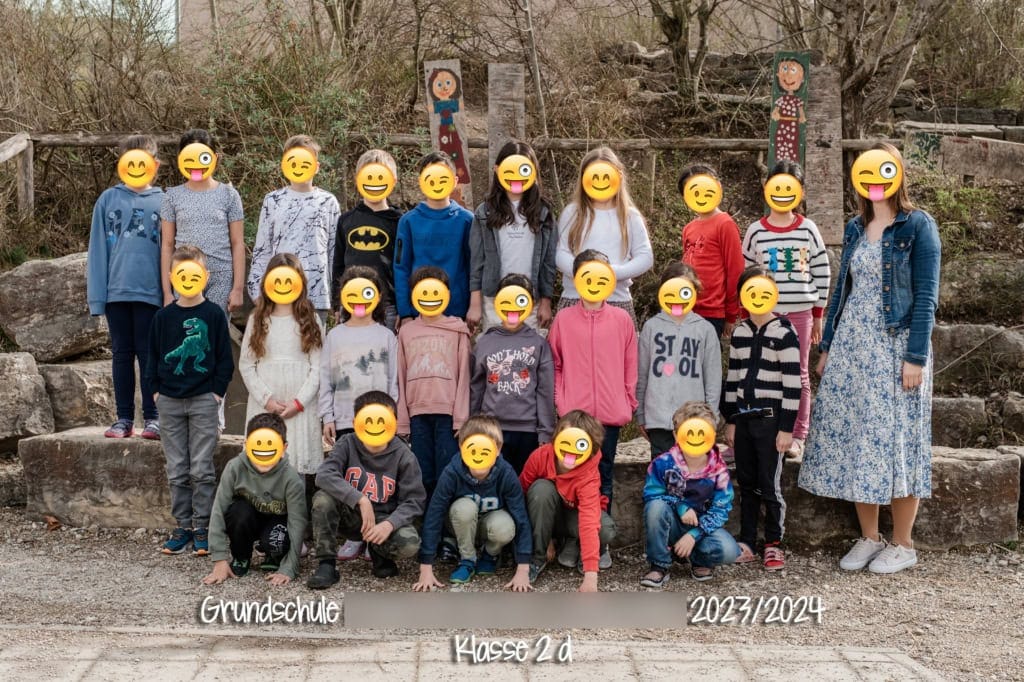 Smiling elementary school children in Hase 2d in the schoolyard, class 2023/2024, taking a walk.