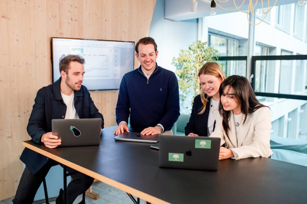 Teamarbeit im modernen Büro mit Laptops und digitaler Präsentation