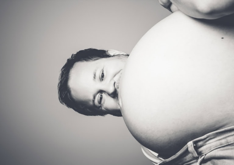 Modernes Schwangerschafts-Fotoshooting in München, stilvolles Portrait im Fotostudio, individuelle Babybauch-Fotografie, professionelle Fotosession für werdende Mütter in München.