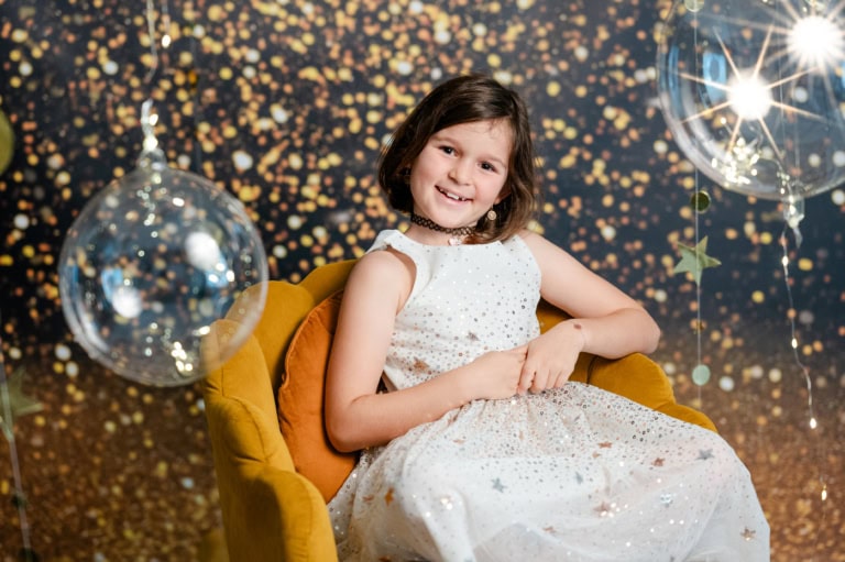 Baby- und Kinderfotografie in München bei Photogenika mit funkelndem Hintergrund und festlicher Atmosphäre.