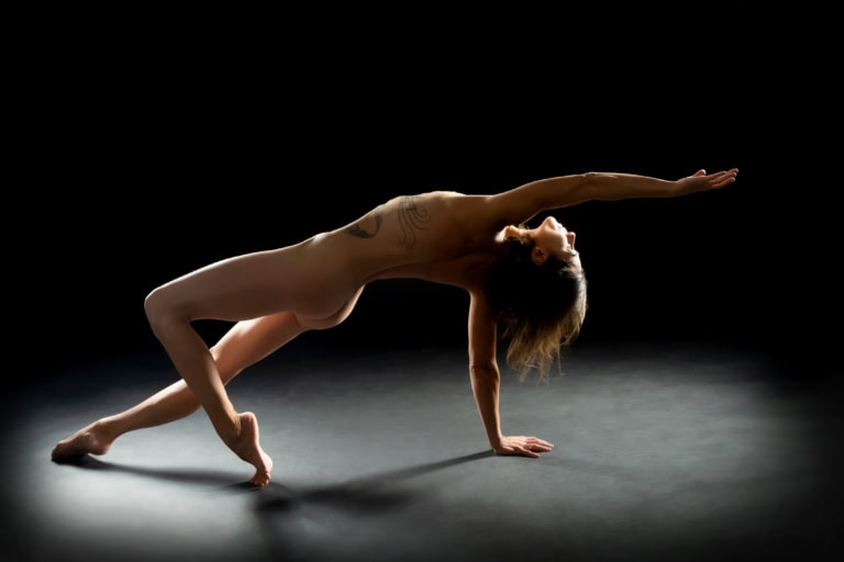 Künstlerische Aktaufnahme in Schwarz-Weiß, Yoga-Posen, kreative Fotografie, Nacktfotografie, professionelle Menschenfotografie, Studio-Photography Munich.