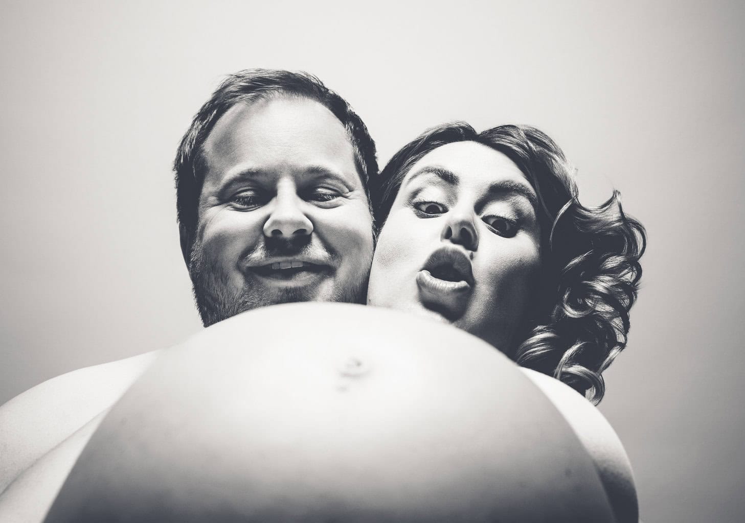 Kreative Paarfotografie in München, modern und stilvoll, professionelle Fotostudio Aufnahmen, emotionale Paarbilder, einzigartiges Fotoshooting in München, piekfeine Porträtfotografie für Paare.