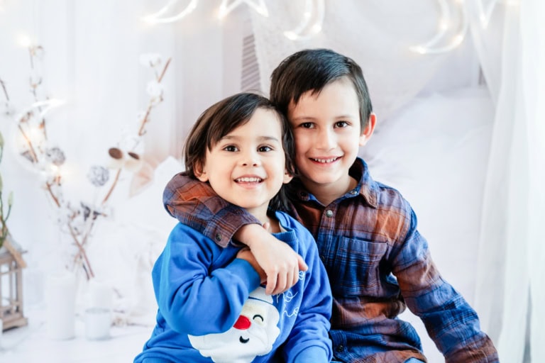 Szene in München mit Kindern, die im Fotostudio professionell fotografiert werden. Hochwertige Kinderfotografie, Familienportraits, Babyfotos und mehr bei Photogenika München.