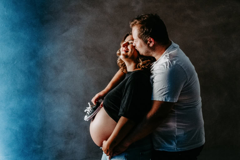 Natural pregnancy photos with a happy couple photography in Munich.