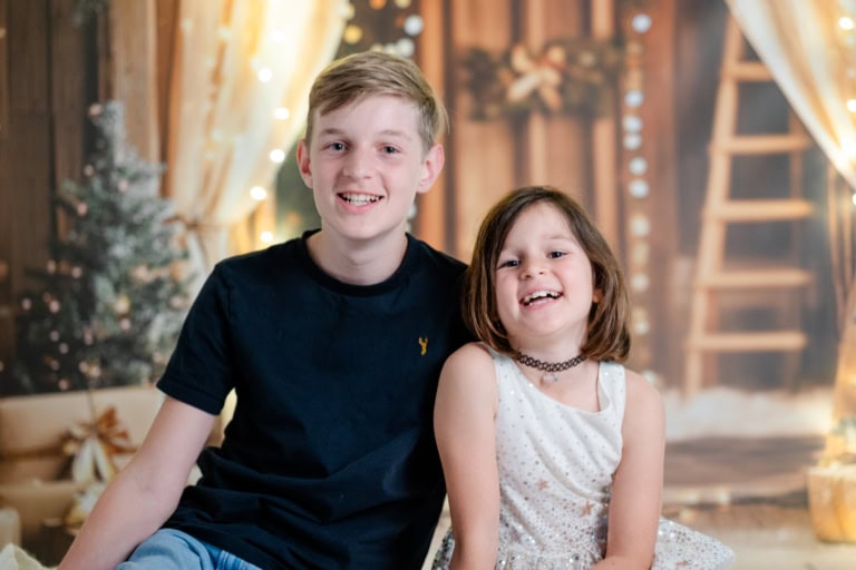 2. Hochwertiges Kinder- und Familienfoto in warmem, festlichem Ambiente, aufgenommen im Münchner Fotostudio Photogenika, ideal für Erinnerungen und besondere Anlässe.