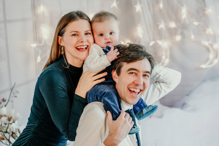 Lächelnde Familie beim Fotoshooting im Fotostudio München, professionelle Familienfotografie, Fotostudio in München für besondere Momente.