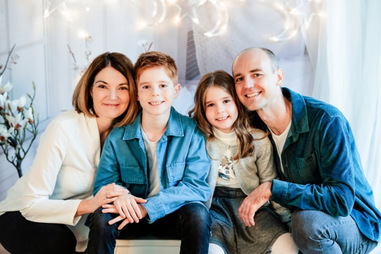 Familienfoto im Fotostudio München, professionelle Familienportraits, hochwertiges Fotoshooting bei Photogenika.