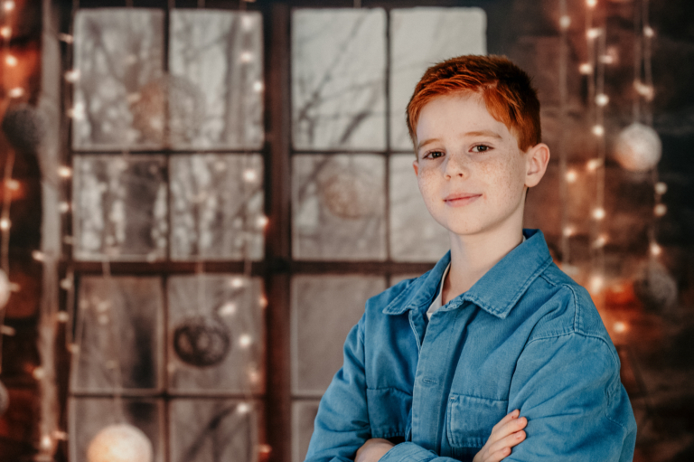 Lachender Junge bei einem Weihnachts-Fotoshooting im Studio München