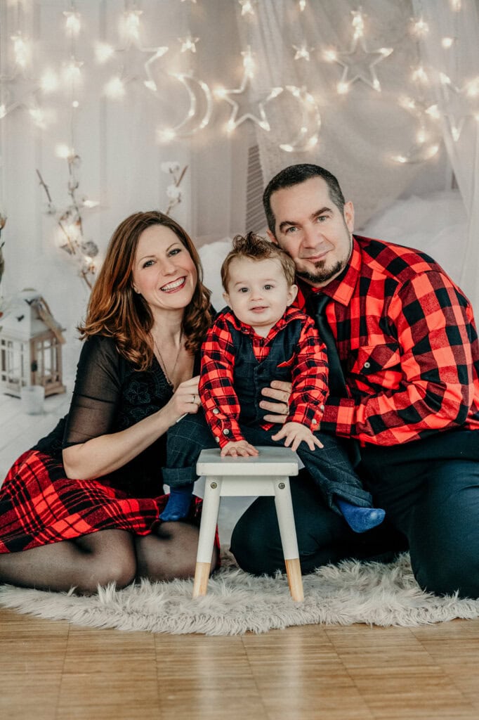 Familienfoto in Münchens bekanntem Fotostudio, festliche Weihnachtsstimmung, professionelle Kindershooting, Fotograf in München, hochwertige Familienportraits.