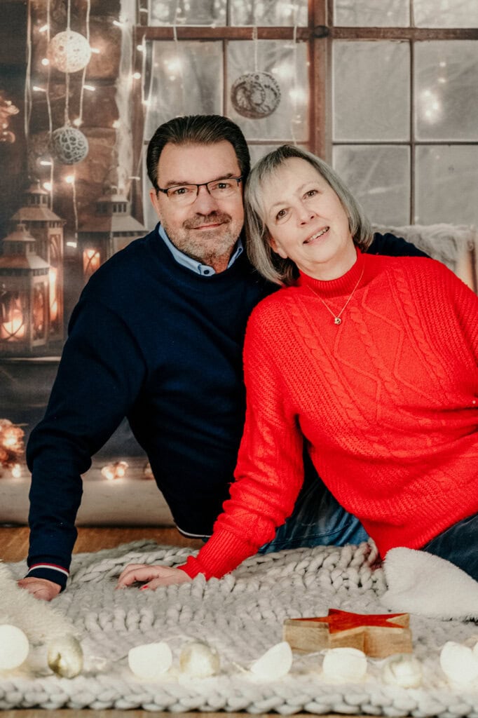 Authentisches Familienfoto im Fotostudio München, festliche Weihnachtsstimmung, professionelle Familienfotografie in München, gemütliches Shooting für Familien, Winterliche Fotosession in München.