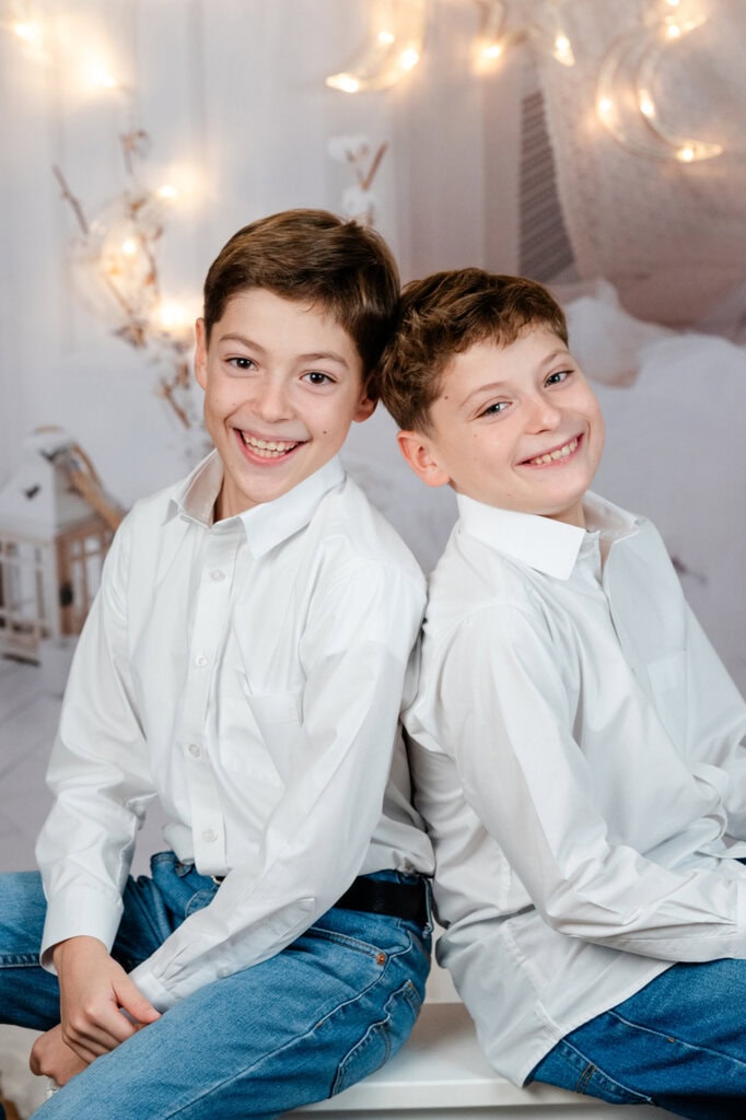 - Fotoshooting mit jungen Brüdern im professionellen Fotostudio in München, kreative Familienfotografie und Kinderportraits.