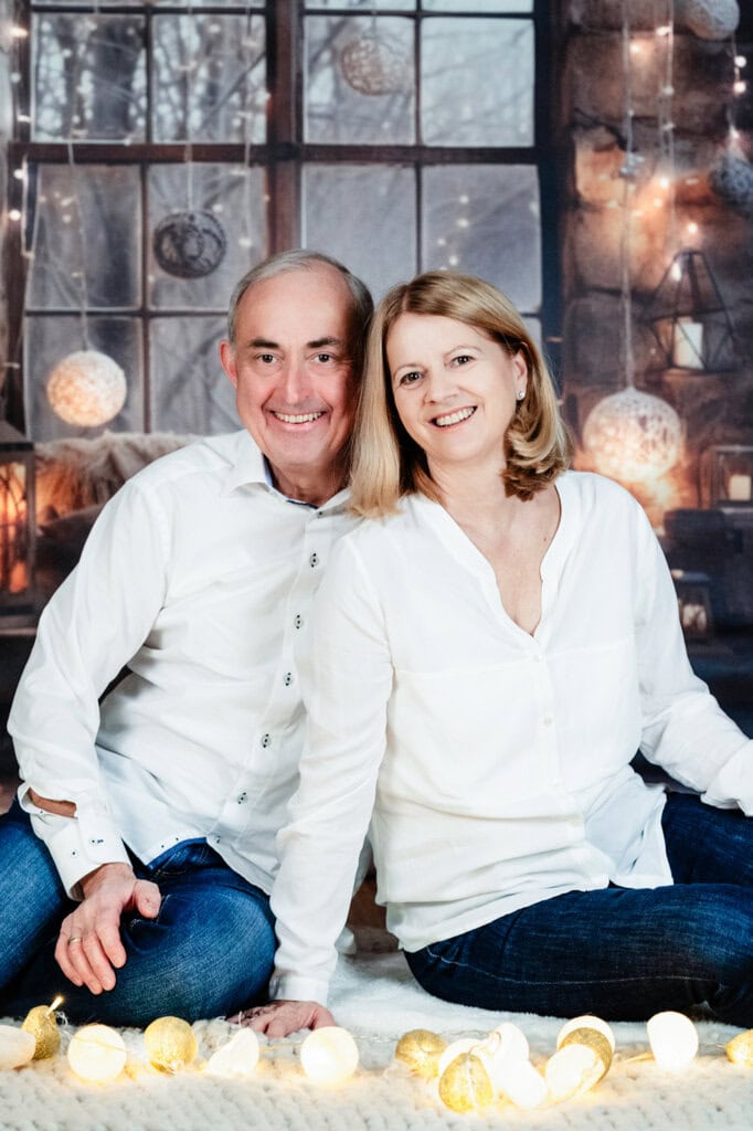 Portrait eines älteren Paares in einem Fotostudio in München, Lifestyle-Fotografie, festliche Stimmung, warme Beleuchtung, Familienbilder, professionelle Fotos, Indoor-Shooting bei Photogenika München.