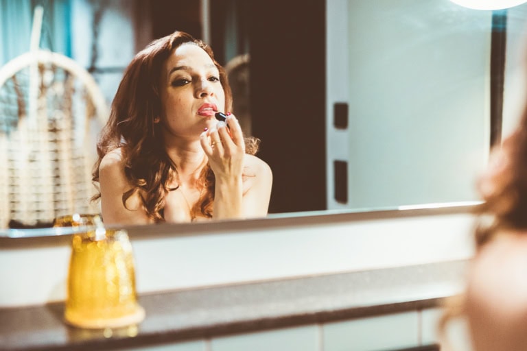 1. High-quality portrait photoshoot in a Munich photographer's studio, professional cosmetic and beauty photos, creative lighting, for personal and business profiles.