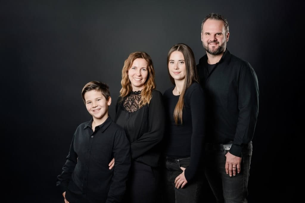 1. Professionelles Familienshooting in München bei Photogenika, kreativ und hochwertig, perfekt für Familienporträts.