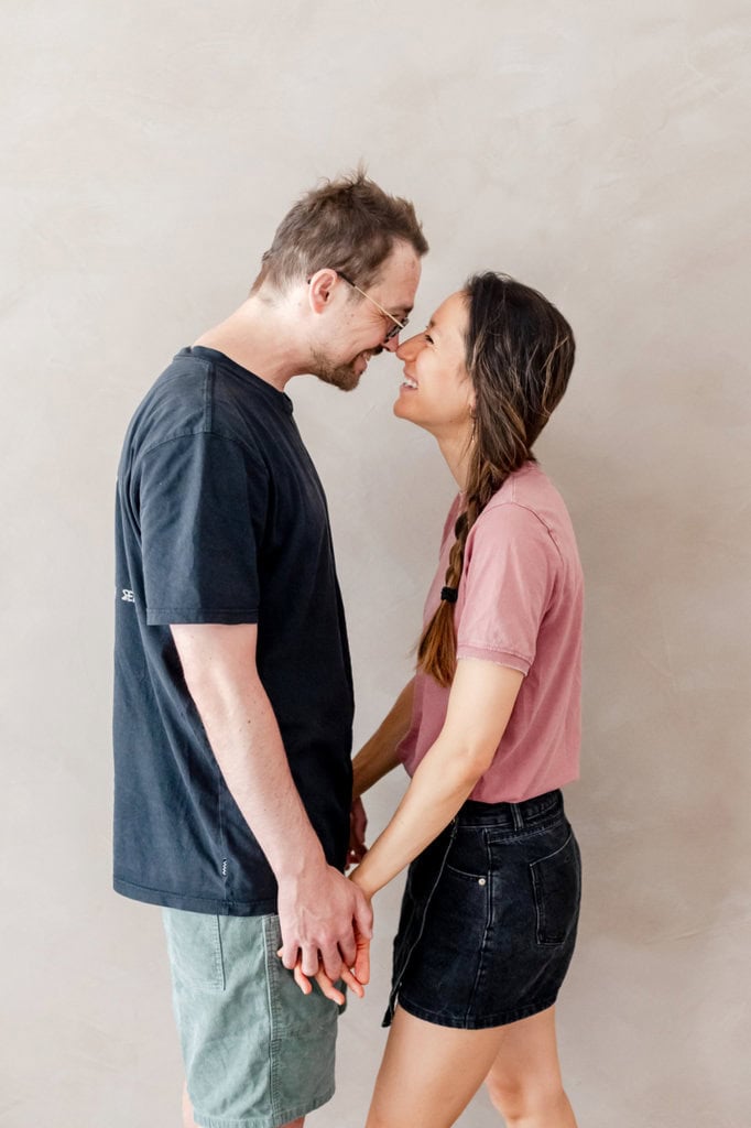 Liebespaar-Fotoshooting in München, professionelles Paarshooting für Momente voller Liebe, Freude und Zuneigung, in einem stilvollen Fotostudio bei Photogenika.