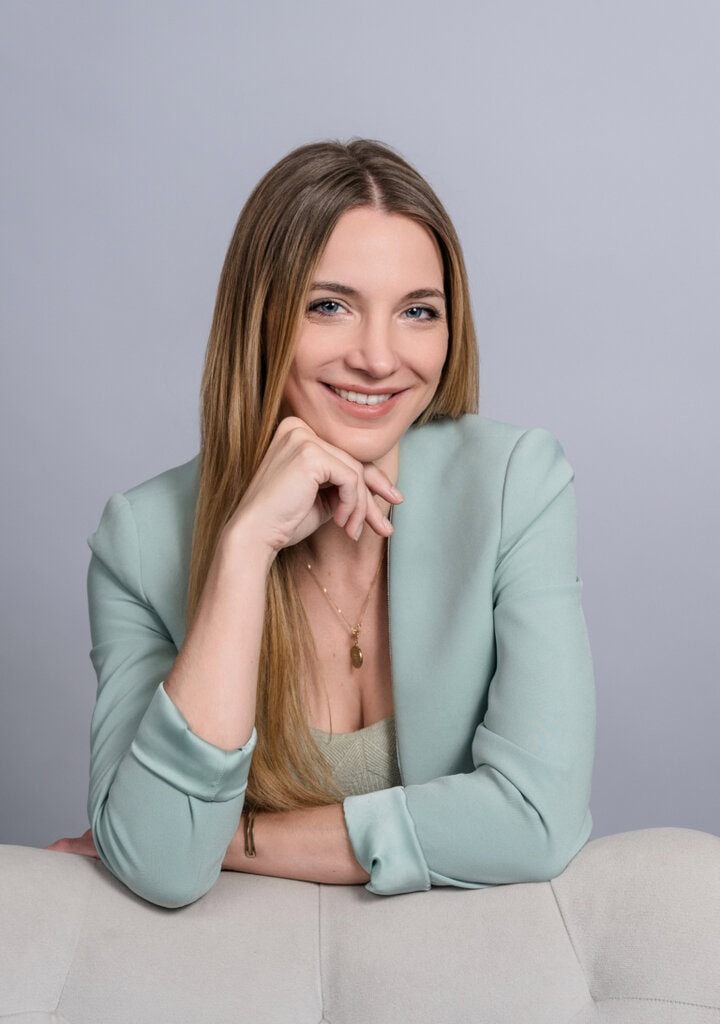 1. Professionelles Portrait einer jungen Frau in hellgrünem Blazer, professionell fotografiert in München, verfügbar für Business- und Personalbranding.