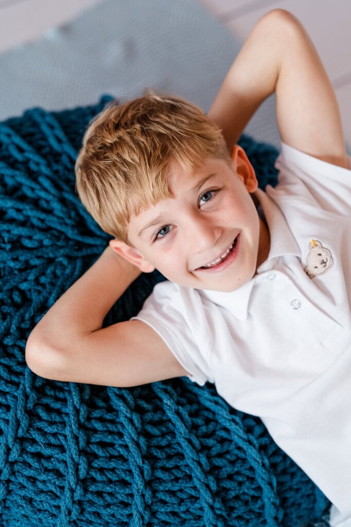 1. Hochwertiges Kinderfoto von einem lachenden Jungen bei Photogenika in München, perfekt für Familien- oder Porträtaufnahmen.