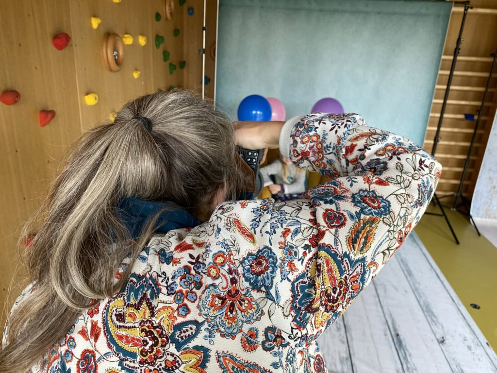 Kinder beim Kletterwand-Training in einem Münchner Fotostudio, das auf professionelle Kinder- und Familienfotografie spezialisiert ist.