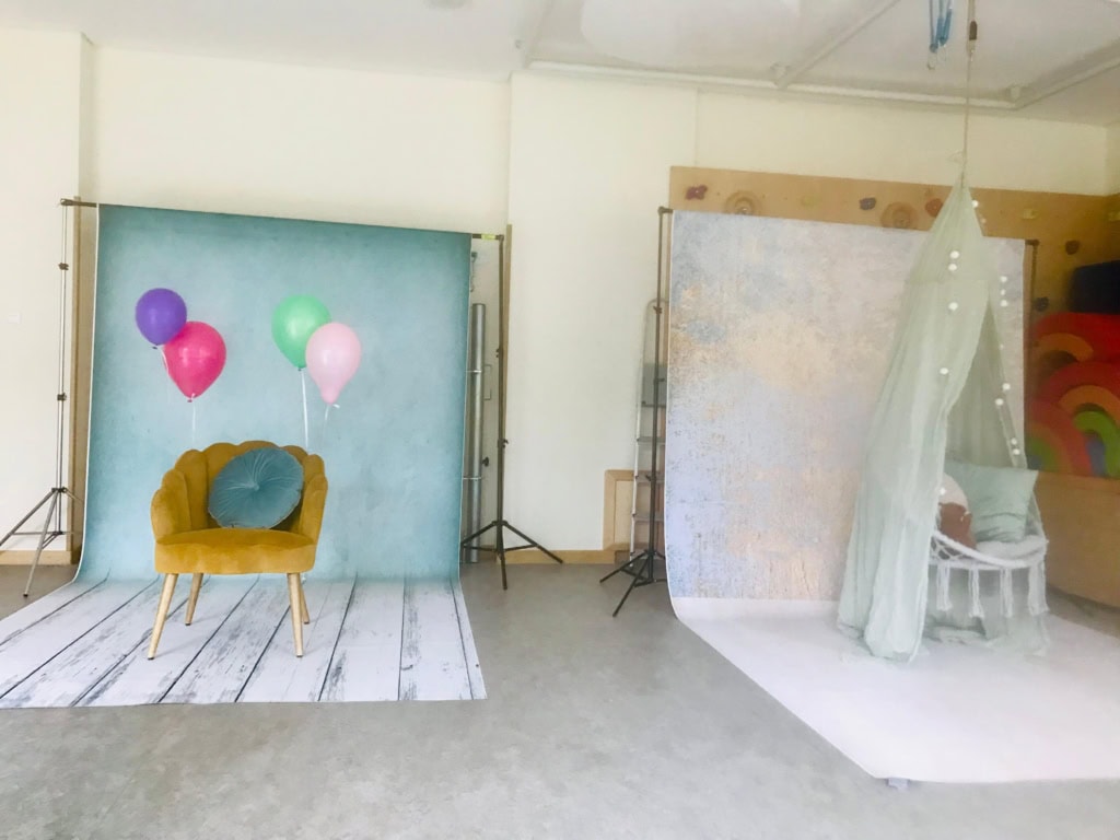 Fotostudio im Kindergarten mit buntem Hintergrund, Stuhl, Luftballons und Vorhängen für professionelle Kindergartenfotos.