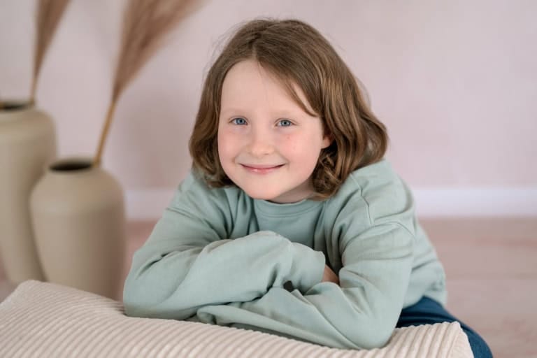 Porträt eines Jungen auf einem beigen Sitzsack