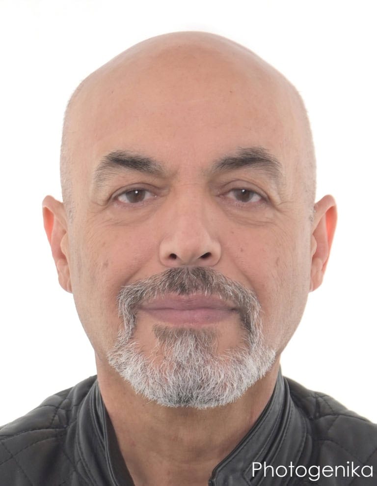 Biometrisches Passbild eines Mannes mit Glatze und Bart in Lederjacke.